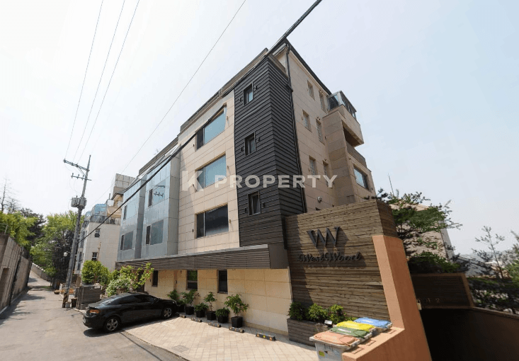 유엔빌리지 초입, 단독 테라스 데크와 막힘없는 남산 조망을 갖춘 프라이빗 주거