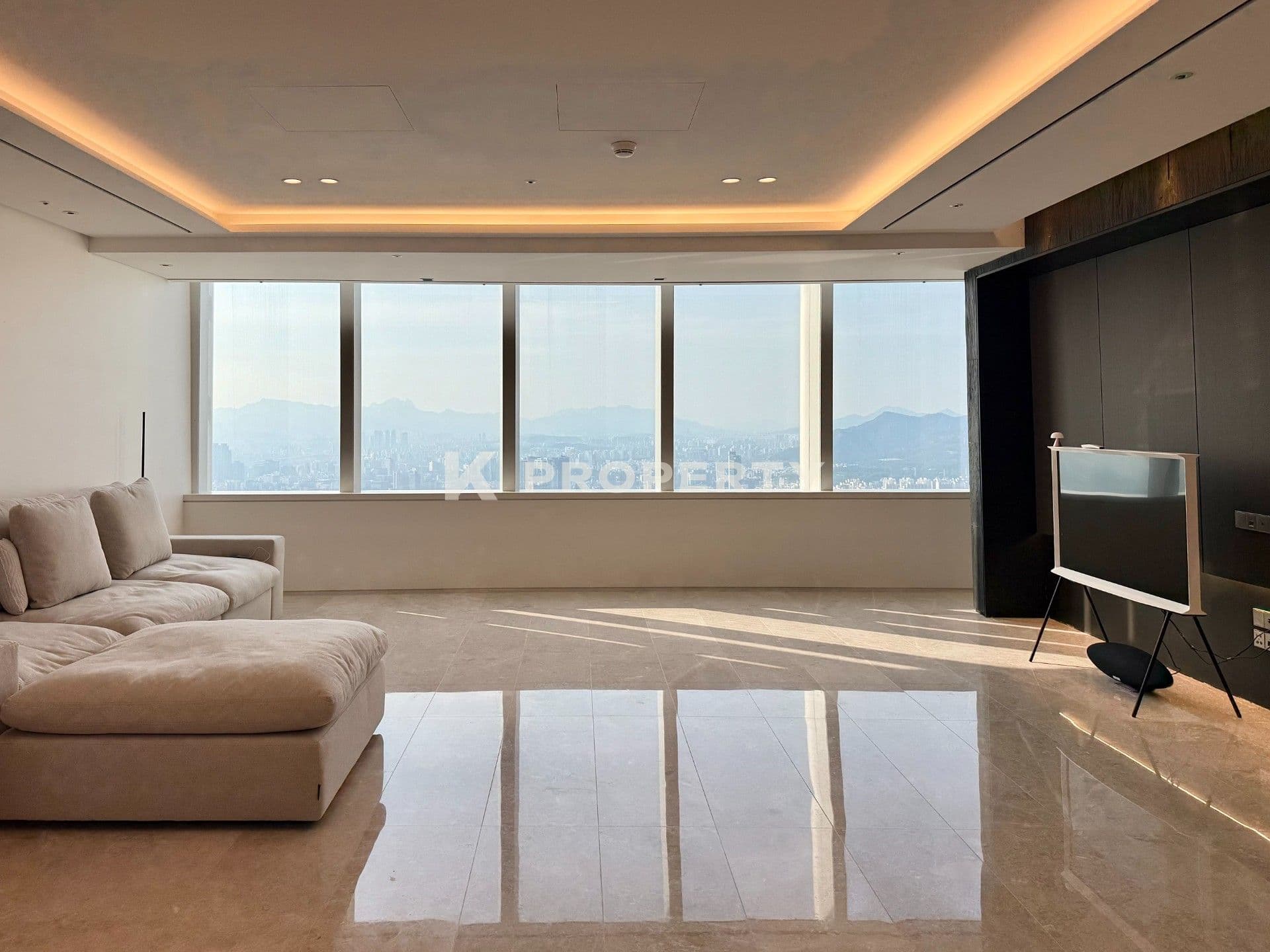 로얄 정북향 배치로 파노라마 스카이라인과 한강 조망 시그니엘 레지던스 100평형